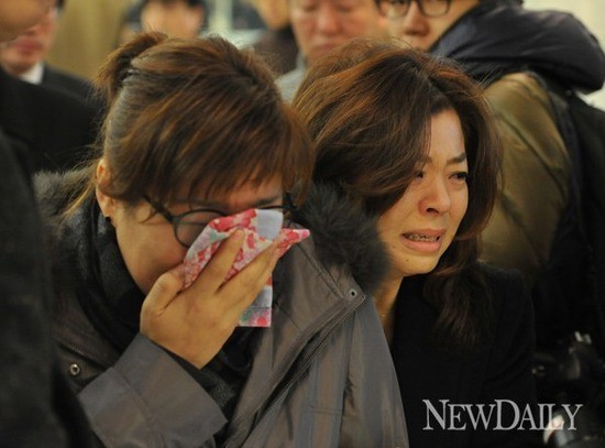 ▲ 오열하는 이춘상 보좌관의 유족들 ⓒ 이종현 기자