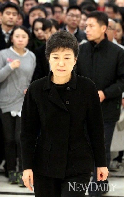 ▲ 새누리당 박근혜 대통령 후보가 2일 저녁 고(故) 이춘상 보좌관의 빈소가 차려진 서울 여의도 성모병원을 찾았다. ⓒ 공동취재단