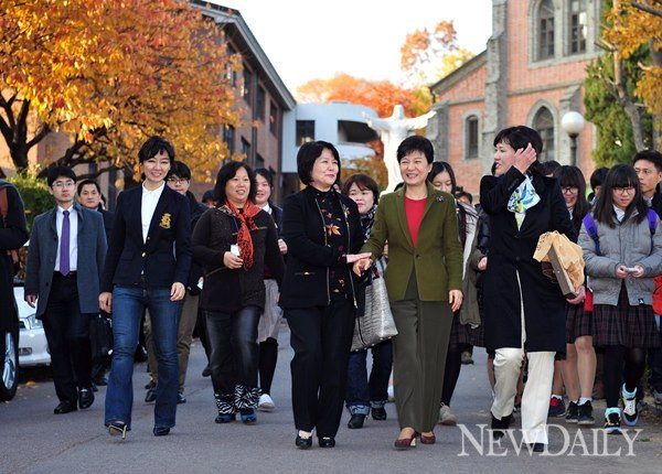▲ 새누리당 박근혜 대선후보가 15일 오후 모교인 성심여고을 방문해 '성심가족의 날' 행사에 참석했다. ⓒ 뉴데일리DB