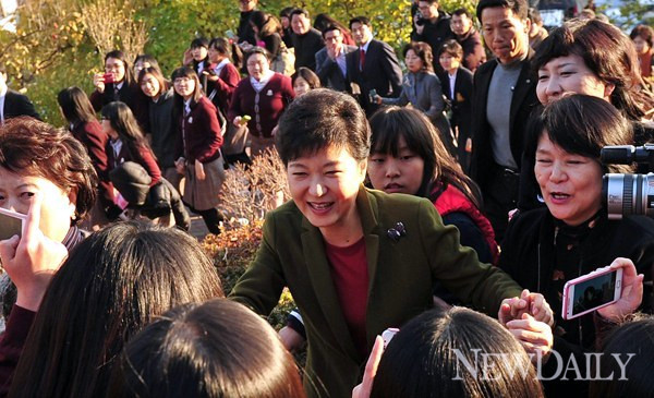 ▲ 새누리당 박근혜 대선후보가 15일 오후 모교인 성심여고을 방문해 '성심가족의 날' 행사에 참석했다. ⓒ 뉴데일리DB