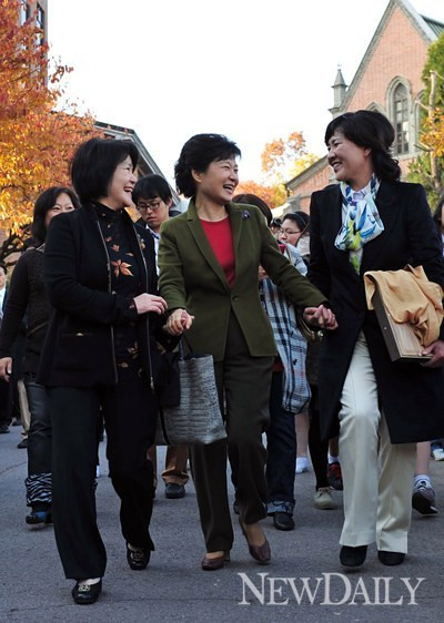 ▲ 새누리당 박근혜 대선후보가 15일 오후 모교인 성심여고을 방문해 '성심가족의 날' 행사에 참석했다. ⓒ 뉴데일리DB