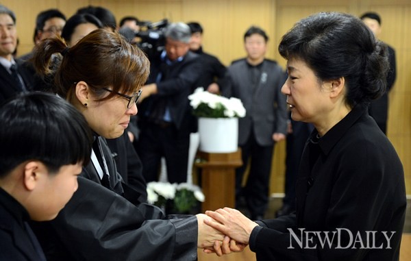 ▲ 새누리당 박근혜 대통령 후보가 지난 2일에 이어 3일에도 고 이춘상 보좌관의 빈소를 찾았다. 사진은 2일 방문 모습. ⓒ 국회공동사진취재단