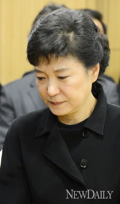 ▲ 새누리당 박근혜 대통령 후보가 지난 2일에 이어 3일에도 고 이춘상 보좌관의 빈소를 찾았다. 사진은 2일 방문 모습. ⓒ 국회공동사진취재단