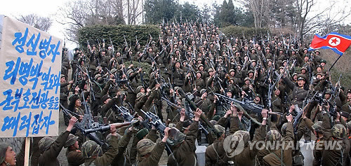 ▲ 대남 투쟁결의를 다지고 있는 북한 군인들. 2012.3.3 ⓒ 연합뉴스