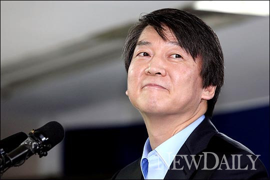 ▲ 안철수 전 대선 후보가 3일 오후 서울 공평동에서 열린 해단식에 참석했다. ⓒ 공동사진취재단