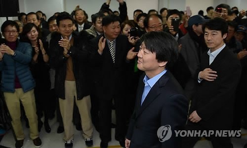 ▲ 안철수 전 대선 후보가 3일 서울 공평동 진심캠프에서 열린 해단식에 참석하며 자원봉사자와 지지자들의 박수를 받고 있다. 2012.12.3 ⓒ 연합뉴스