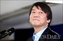 ▲ 안철수캠프 해단식에서 '마이웨이'를 다진 안철수.