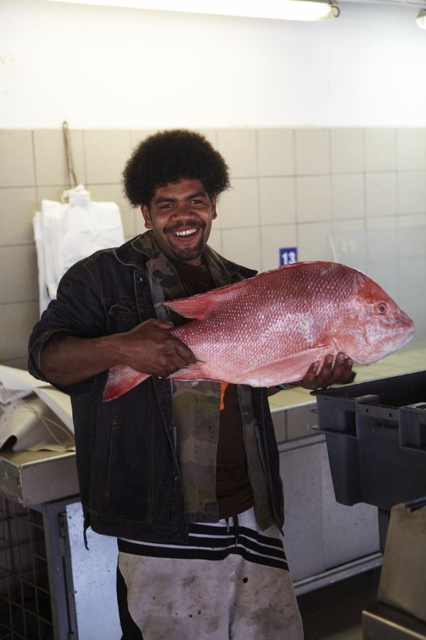 ▲ 누메아의 새벽. 중앙시장에서 생선가게 주인이 대형 도미를 들어보이며 자랑한다.