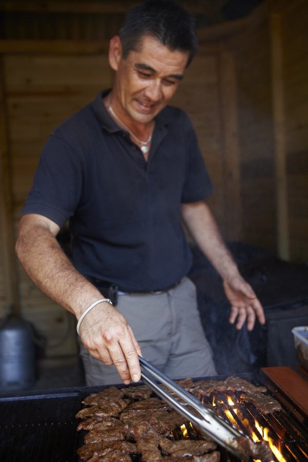 ▲ 블루 리버 파크에서 유일한 공식 가이드 자격을 가진 프랑수와(Francois)가 투어객들의 점심으로 사슴 바비큐를 굽고 있다.