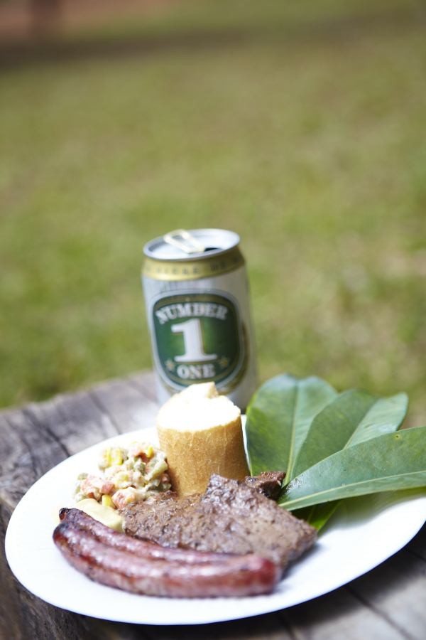 ▲ 프랑수와의 사슴 바비큐와 뉴칼레도니아산 맥주 '넘버원'이 이 날 피크닉의 메뉴.