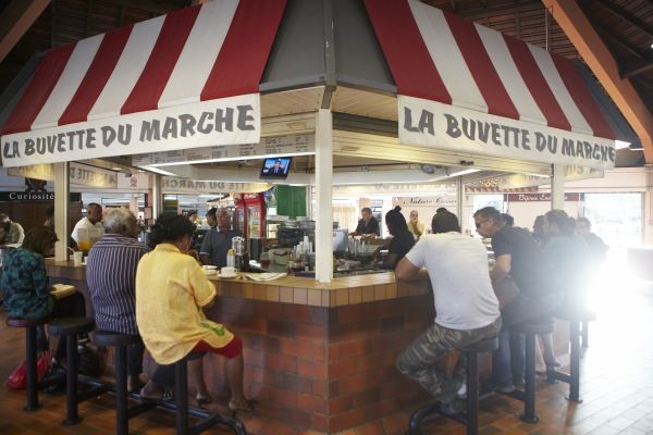 ▲ 시장 사람들은 일을 시작하기 전에 옹기종기 모여 커피를 한 잔 한다고 한다.