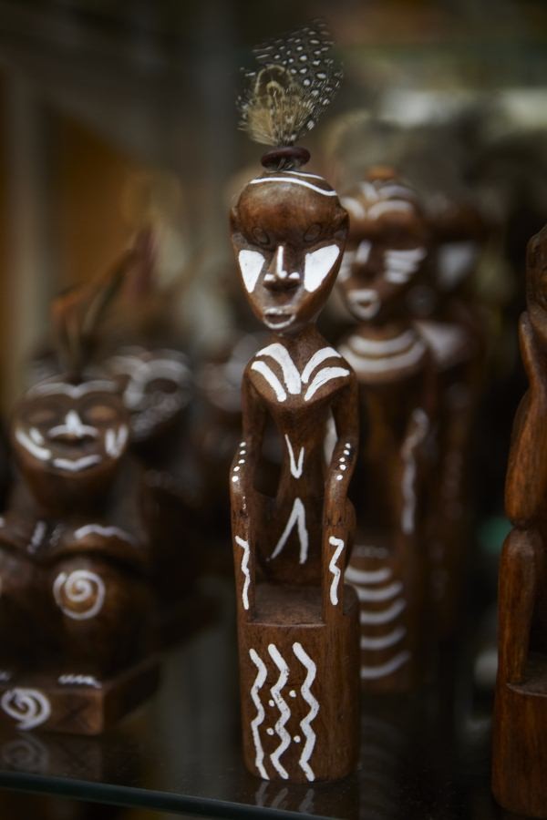 ▲ 여러 부족들을 상징하는 조각이 기념품으로 전시돼있다.