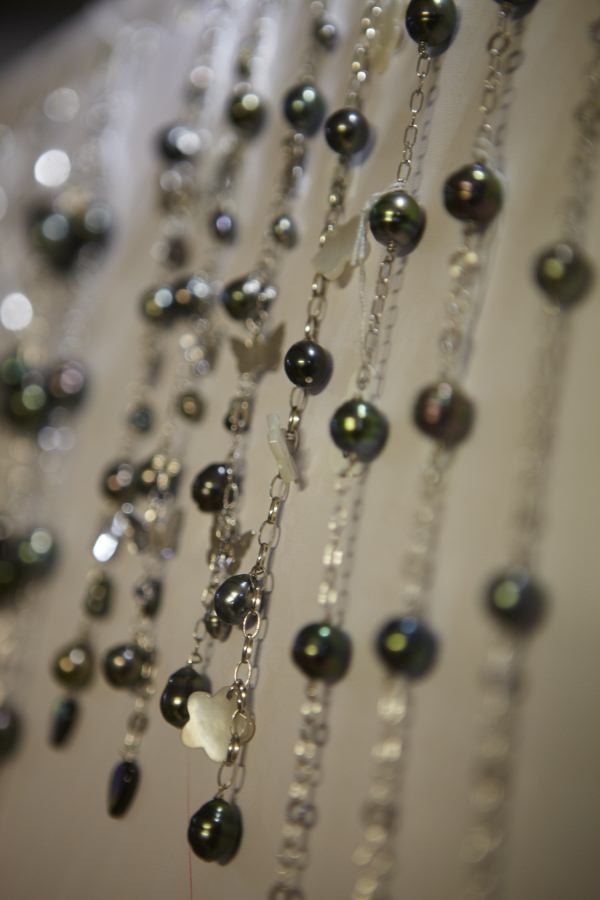 ▲ 뉴칼레도니아의 쇼핑가에선 타히티의 진주를 흔히 볼 수 있다.