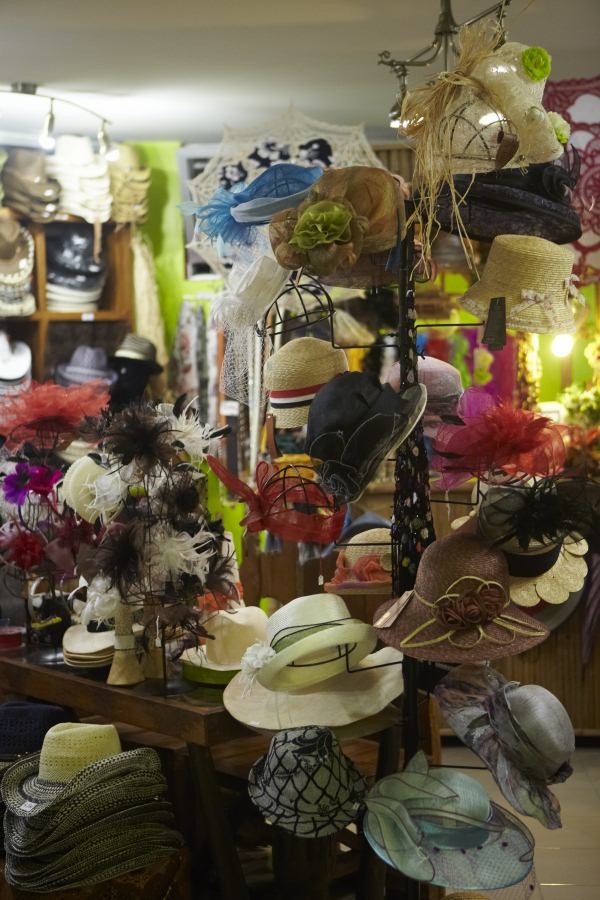 ▲ 쇼핑가에 이탈리아에서 온 어느 멋진 아주머니가 패션 모자점을 운영하고 있다.