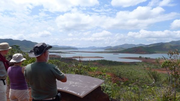 ▲ 블루 리버 파크로 가는 길. 붉은 산화철의 흙에서 강인하게 자라난 고생대 희귀 식물들을 볼 수 있다.