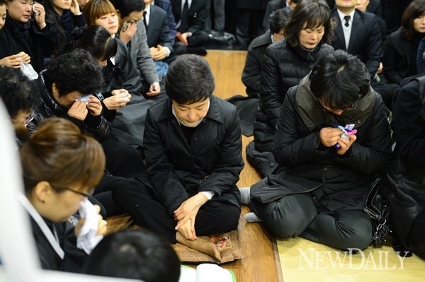 ▲ 새누리당 박근혜 대통령 후보가 4일 오전 고 이춘상 보좌관의 영결식에서 침통한 표정을 하고 있다. ⓒ 국회공동사진취재단