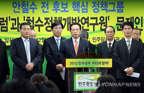 ▲ 무소속 안철수 전 후보를 지지해온 정책그룹인 `한국비전2050포럼'과 철수정책개발연구원 회원들이 개별적으로 민주통합당 문재인 후보 지지를 선언, 5일 오전 서울 영등포 당사에서 한국비전2050포럼 대표 이장희(가운데) 한국외대 교수가 문 후보 지지선언을 하고 있다. 2012.12.5 ⓒ 연합뉴스