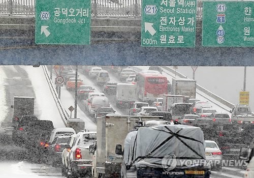 ▲ 5일 오후 서울 마포대교 밑 강변북로를 가득메운 차들.ⓒ 연합뉴스