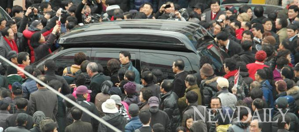 ▲ 새누리당 박근혜 대통령 후보가 지난 5일 전남 순천을 방문해 유세를 펼친 뒤 인파에 밀려 빠져나가지 못하고 있다. ⓒ 뉴데일리