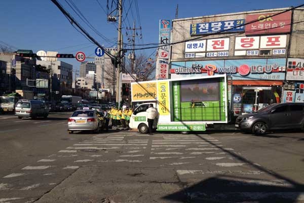 ▲ 며칠 전 네티즌이 찍어 올린 대선 유세차량. 이와 같이 횡단보도와 인도를 점령한 유세차량에 대한 원성이 높다.