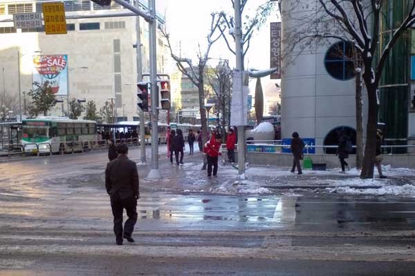 ▲ 한 네티즌이 6일 오전에 찍어 올린 새누리당 선거유세단의 모습. 길가의 눈을 치우고 있다.