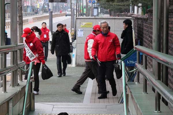 ▲ 며칠 전 네티즌이 찍어 올린 새누리당 선거유세단의 모습. 김종훈 의원도 보인다.