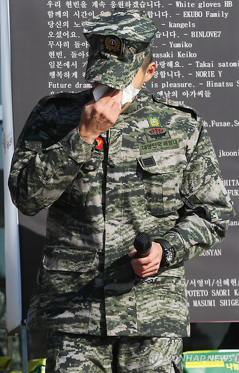 ▲ 지난해 3월 해병대에 자원 입대해 21개월간 군 복무를 마친 배우 현빈(본명 김태평)이 6일 오전 경기도 화성시 해병대사령부에서 전역신고를 마친 후 취재진과 팬들에게 인사하며 눈물을 닦고 있다. ⓒ 연합뉴스