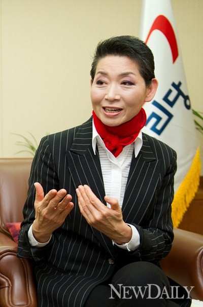 ▲ 새누리당 김성주 공동선대위원장은 4일 선관위 주최 첫 TV토론에 대해 "그런 저질 토론은 태어나서 처음봤다"며 통합진보당 이정희 후보에 대한 불편한 기색을 감추지 않았다.  ⓒ 정상윤 기자