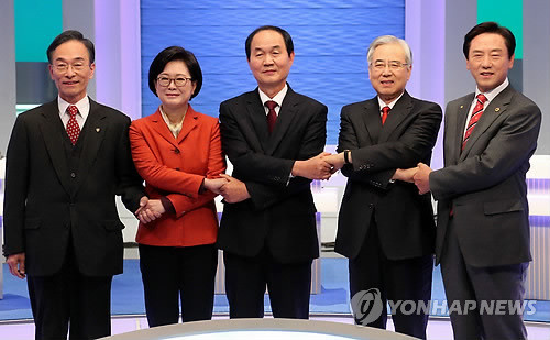 ▲ 6일 서울 여의도 MBC 방송사에서 열린 서울시 교육감 후보 TV토론에서 각 후보가 방송에 앞서 사진촬영을 하고 있다. 왼쪽부터 이상면, 남승희, 이수호, 문용린, 최명복 후보.ⓒ 연합뉴스