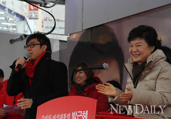 ▲ 새누리당 박근혜 대통령 후보가 6일 5촌 조카인 가수 은지원과 함께 선거유세에 임하고 있다. ⓒ 뉴데일리