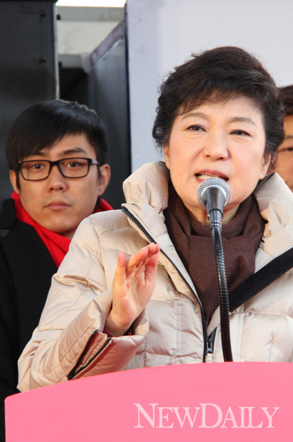 ▲ 새누리당 박근혜 대통령 후보가 6일 5촌 조카인 가수 은지원과 함께 선거유세에 임하고 있다. ⓒ 뉴데일리
