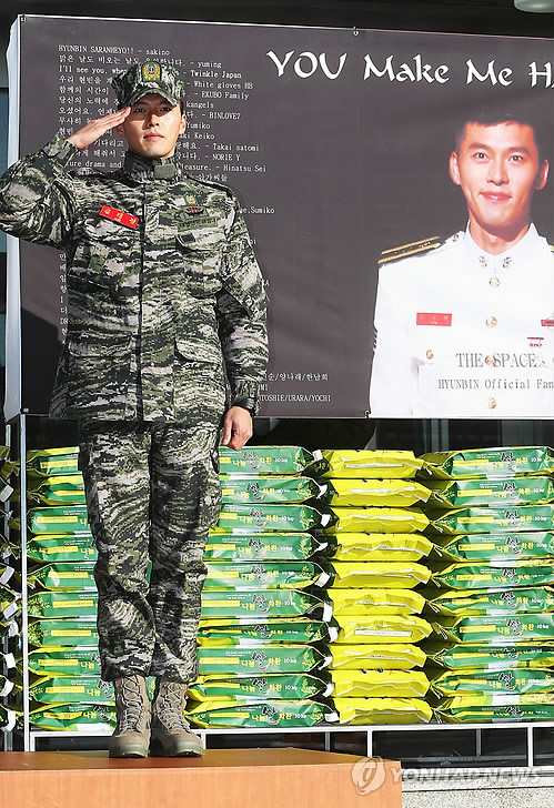 ▲ 지난해 3월 해병대에 자원 입대해 21개월간 군 복무를 마친 배우 현빈(본명 김태평)이 6일 오전 경기도 화성시 해병대사령부에서 전역신고를 마친 후 취재진과 팬들에게 인사하고 있다.  ⓒ 연합뉴스