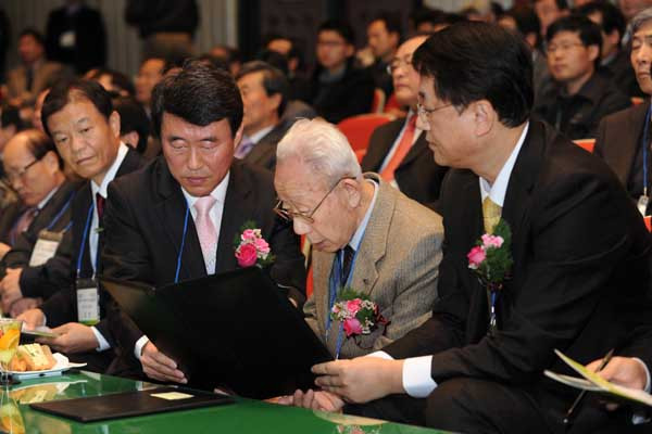 ▲ 국방과학연구소 세미나에서 축사를 하는 김용철 옹.