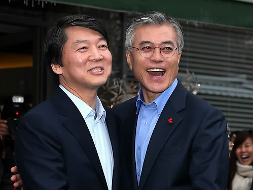 ▲ 6일 적극 지원을 선언한 안철수를 껴안은 문재인 후보 ⓒ 연합뉴스