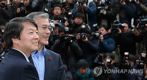 ▲ 민주통합당 문재인 후보와 무소속 안철수 전 후보가 6일 오후 서울 정동 소재 음식점 달개비에서 단독회동을 마친뒤 기자들을 향해 포즈를 취하고 있다. 이날 두 사람은 새정치와 대선승리를 위해 힘을 합치기로 `의기투합'했다. 2012.12.6 ⓒ 연합뉴스