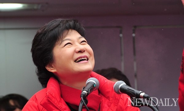 ▲ 새누리당 박근혜 대통령 후보가 7일 송파구 마천시장 유세에서 인근 상가 옥상에서 유권자들이 환호를 보내자 밝게 웃고 있다. ⓒ 정상윤 기자