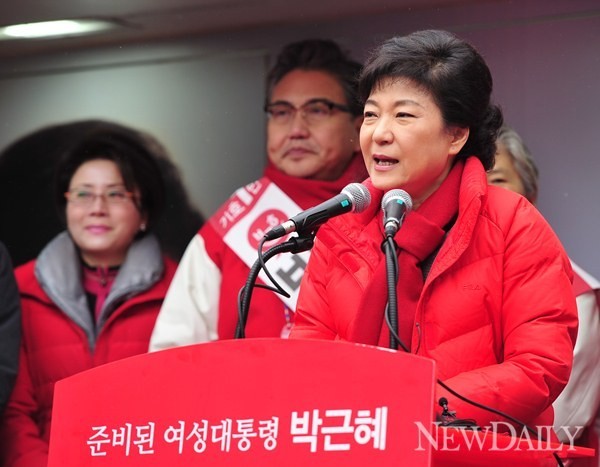 ▲ 새누리당 박근혜 대통령 후보는 7일 "생각, 이념, 목표가 다른 사람들이 오직 정권을 잡기 위해 모이는 구태 정치를 한다면 과연 민생에 집중할 수 있겠느냐"고 말했다 ⓒ 정상윤 기자