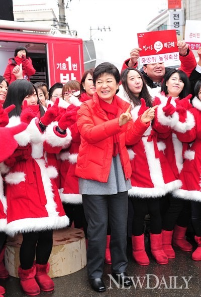 ▲ 새누리당 박근혜 대통령 후보가 7일 주부 유세단과 함께 율동을 펼치고 있다. ⓒ 정상윤 기자
