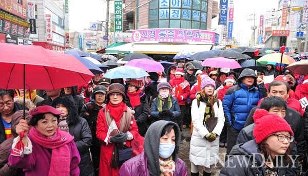 ▲ 7일 서울 마천시장에서 새누리당 박근혜 대통령 후보의 연설을 지켜보고 있는 시민들. ⓒ 정상윤 기자