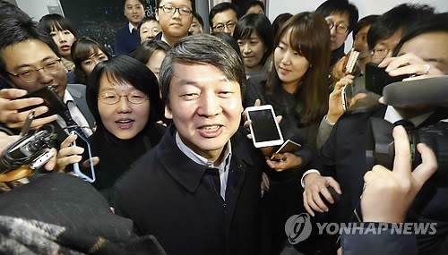 ▲ 안철수 전 대선후보가 4일 오후 서울 종로구 캠프를 방문, 관계자들과 대화를 나눈 뒤 사무실을 나서며 취재진들의 질문을 듣고 있다. 안 전 후보는 이날 국민소통자문단 관계자들을 만났다. 2012.12.4 ⓒ 연합뉴스