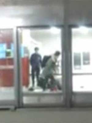 ▲ 네티즌들의 분노를 산 '7호선 파이터' 동영상의 한 장면.