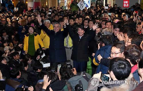 ▲ 민주통합당 문재인 대선후보와 무소속 안철수 전 후보가 7일 오후 부산 서면 롯데백화점 분수광장에서 만나 손을 들어 인사하고 있다.ⓒ연합뉴스