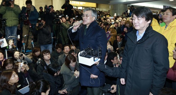 ▲ 7일 부산 서면 롯데백화점 지하상가에 나타난 문재인 후보와 안철수 교수 ⓒ