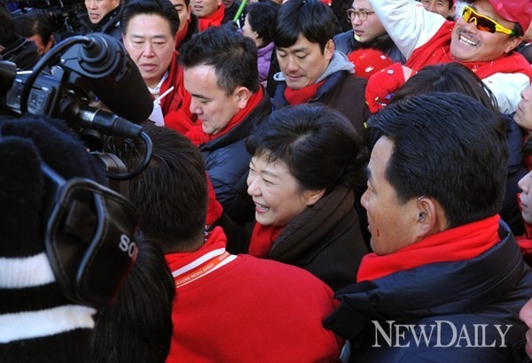 ▲ 새누리당 박근혜 대선후보가 8일 오후 서울 광화문광장에서 서울지역 대규모 합동유세를 하기 위해 연단으로 들어서고 있다. ⓒ이종현 기자