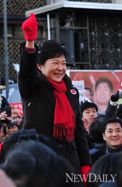 ▲ 8일 서울 광화문광장에서 열린 새누리당 대규모 유세에서 박근혜 후보가 엄지손가락을 들어보이고 있다. ⓒ정상윤 기자