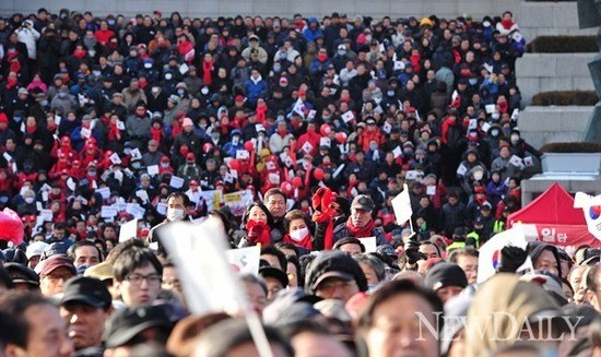 ▲ 8일 서울 광화문광장에서 열린 새누리당 대규모 유세에 1만5천여명에 달하는 박근혜 후보 지지자들이 모여들고 있다. ⓒ정상윤 기자
