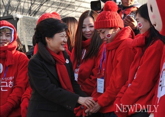 ▲ 8일 오후 서울 광화문광장에서 열린 새누리당 서울지역 대규모 합동유세에서 한 대학생 유세단원이 자신이 끼고 있던 장갑을 벗어 박근혜 후보에게 건네자 박근혜 후보가 이를 사양하며 손을 잡아주고 있다. ⓒ 이종현 기자