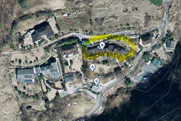 ▲ 구글어스의 지도에 나타난 '웅상아트센터' 푯말. 이 푯말은 누구나 적을 수 있는 것으로 전체공개된 것이라 부정확할 때가 많다.