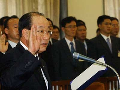 ▲ 2003년 9월 허성관 당시 행정자치부 장관이 국회 국정감사에서 선서를 하고 있다. 현재 프레스바이플 발행-편집인이다.[연합뉴스]