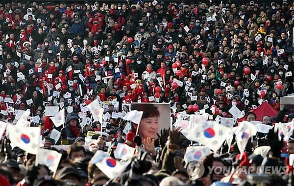 ▲ 박 후보 지지자들이 지난 8일 광화문 유세 현장에서 태극기를 흔들고 있다.[사진: 연합뉴스]